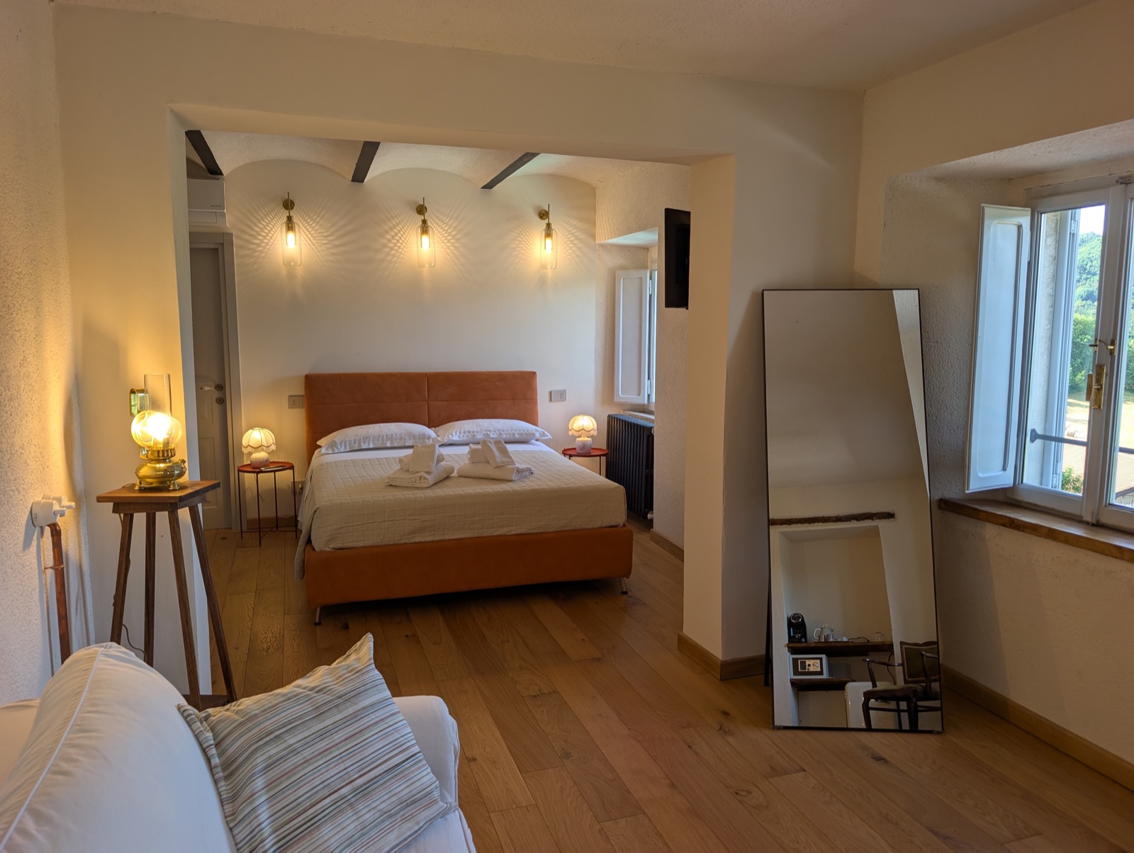 Camera Lilium — ampio ambiente con specchiera e zona relax