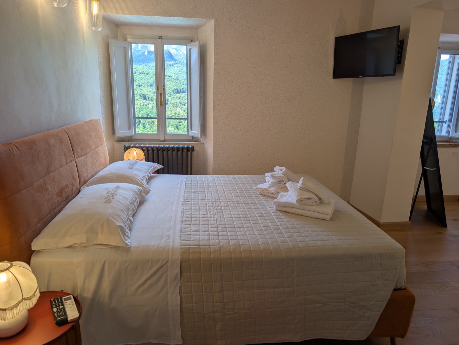 Camera Lilium — finestra con vista sulle Alpi Apuane