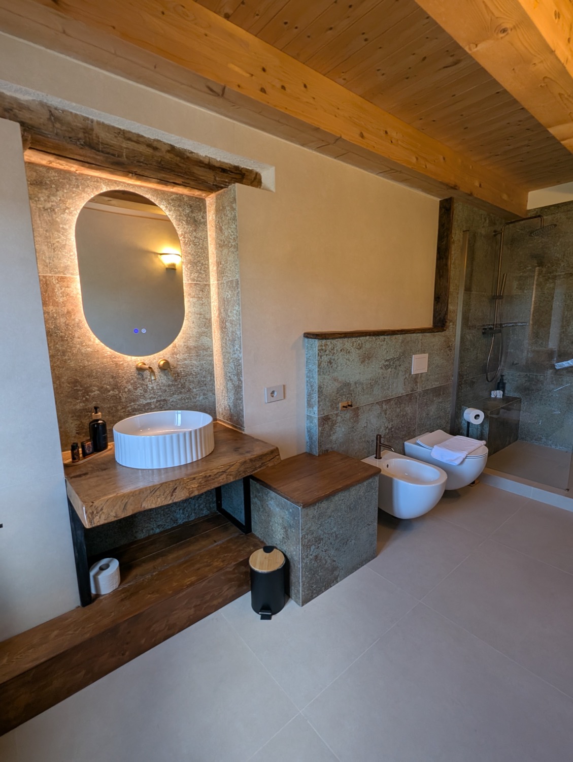Bagno della camera Magnolia — doccia walk-in, specchio retroilluminato e lavabo su mensola in legno
